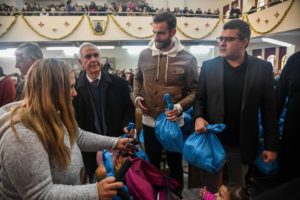 Στεκόμαστε δίπλα στις οικογένειες των συνανθρώπων μας, παρέχοντας πολύ σημαντική  βοήθεια. Χρόνια πολλά, καλά Χριστούγεννα και καλές γιορτές σε όλο τον κόσμο!

#OlympiacosFamily
