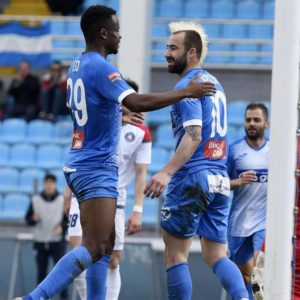 Belle victoire de la team 4 buts &agrave; 1 !! 😍🔵⚪ On est maintenant s&ucirc;rs de terminer premiers de la saison r&eacute;guli&egrave;re 💪🏻💥 On continue &agrave; travailler pour bien pr&eacute;parer les playoffs ! #pasgianninafc #pasgiannina #superleague2 #greecefootball #footballlife #footballplayer #firstplace