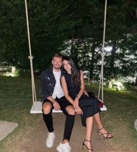 👩🏻&zwj;🤝&zwj;👨🏼🖤