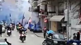 Σε όλους τους κεντρικούς δρόμους οι φίλαθλοι του ΠΑΣ με πυρσούς στα χρώματα της ομάδας (vid)