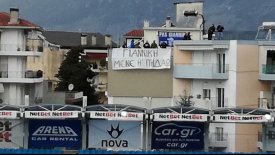 Πανό έξω από τους «Ζωσιμάδες»: «Γιαννίκη μείνε ή πηδάω»